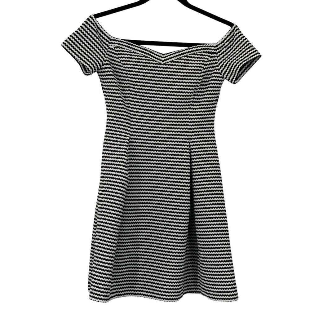 GUESS Los Angeles Striped Off-Shoulder Dress Black White Chevron Pattern Size 2